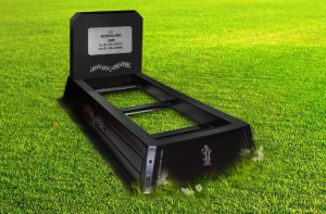 Obudowa grobu z nagrobkiem w kolorze czarnym, srebrna tabliczka, grafika i napis z folii 