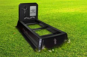 Obudowa grobu z nagrobkiem w kolorze czarnym, srebrna tabliczka, krzyż tłoczony, grafika i napis z folii  