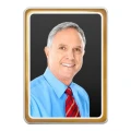 kolorowa-prostokatna-fotografia-nagrobkowa-ze-zlotym-paskiem.webp