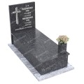 Nagrobek granitowy na płytach betonowych - ciemny