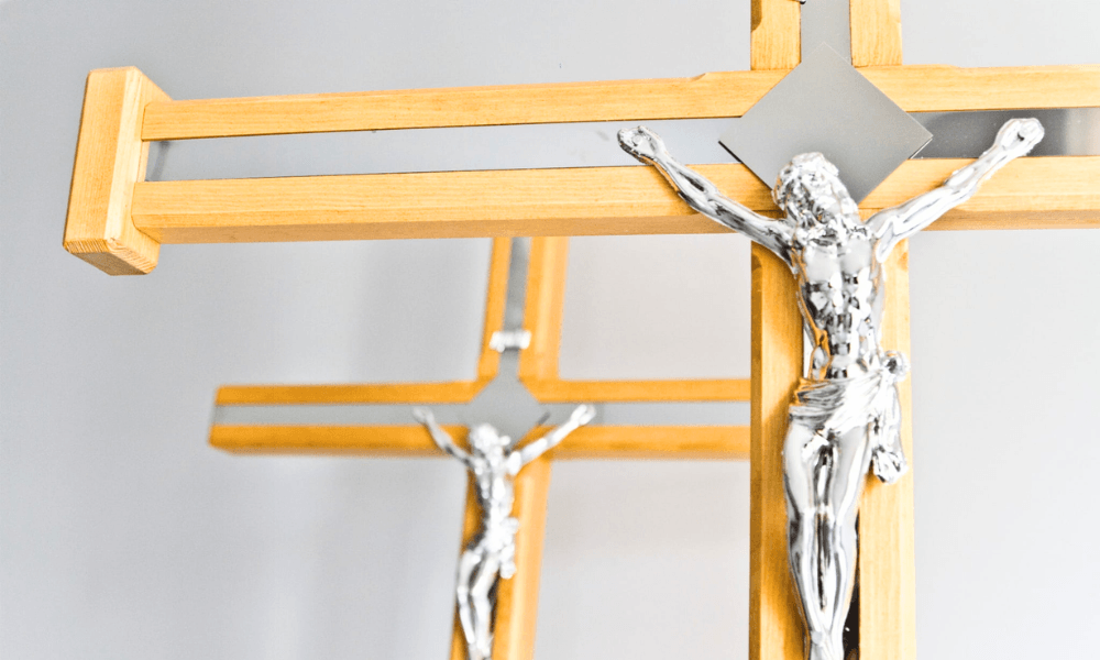 Krzyże nagrobne drewniane – kompletny poradnik od producenta MKN Funeral.